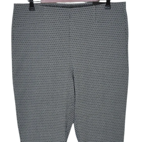 Chico's So Slimming Brigitte Black & White  Textured Trapezoid Ankle Pants - Picture 4 of 10